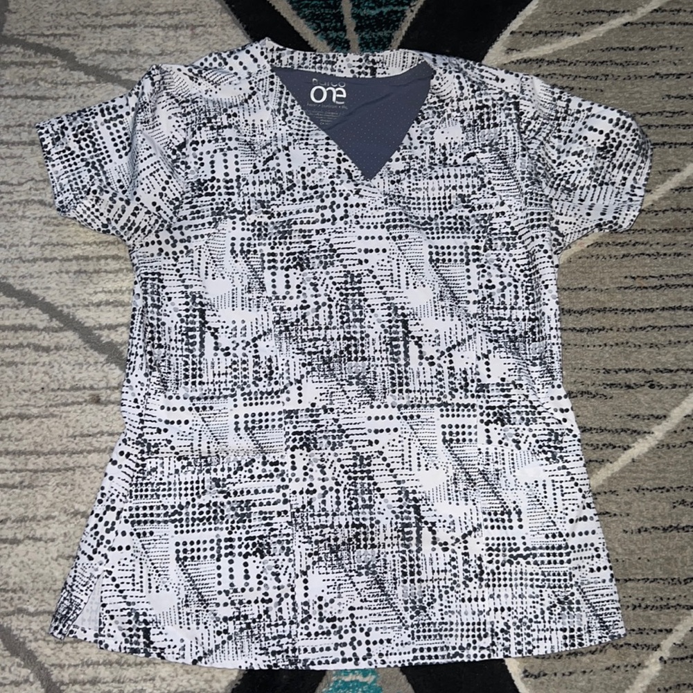 Black and white 🖤🤍 Barco scrub top